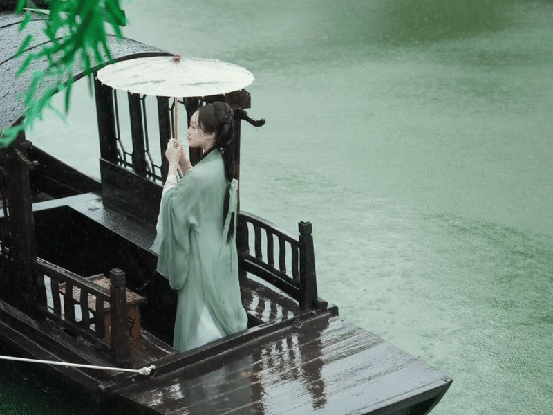 Suzhou: Classical Hanfu Photoshoot on Pingjiang Road