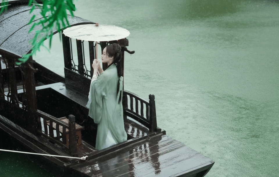 Hanfu Photoshoot Experience on Suzhou's Pingjiang Road