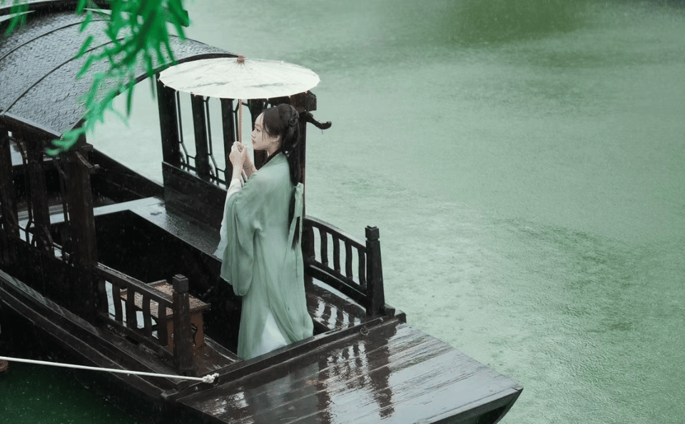 Hanfu Photoshoot Experience on Suzhou's Pingjiang Road