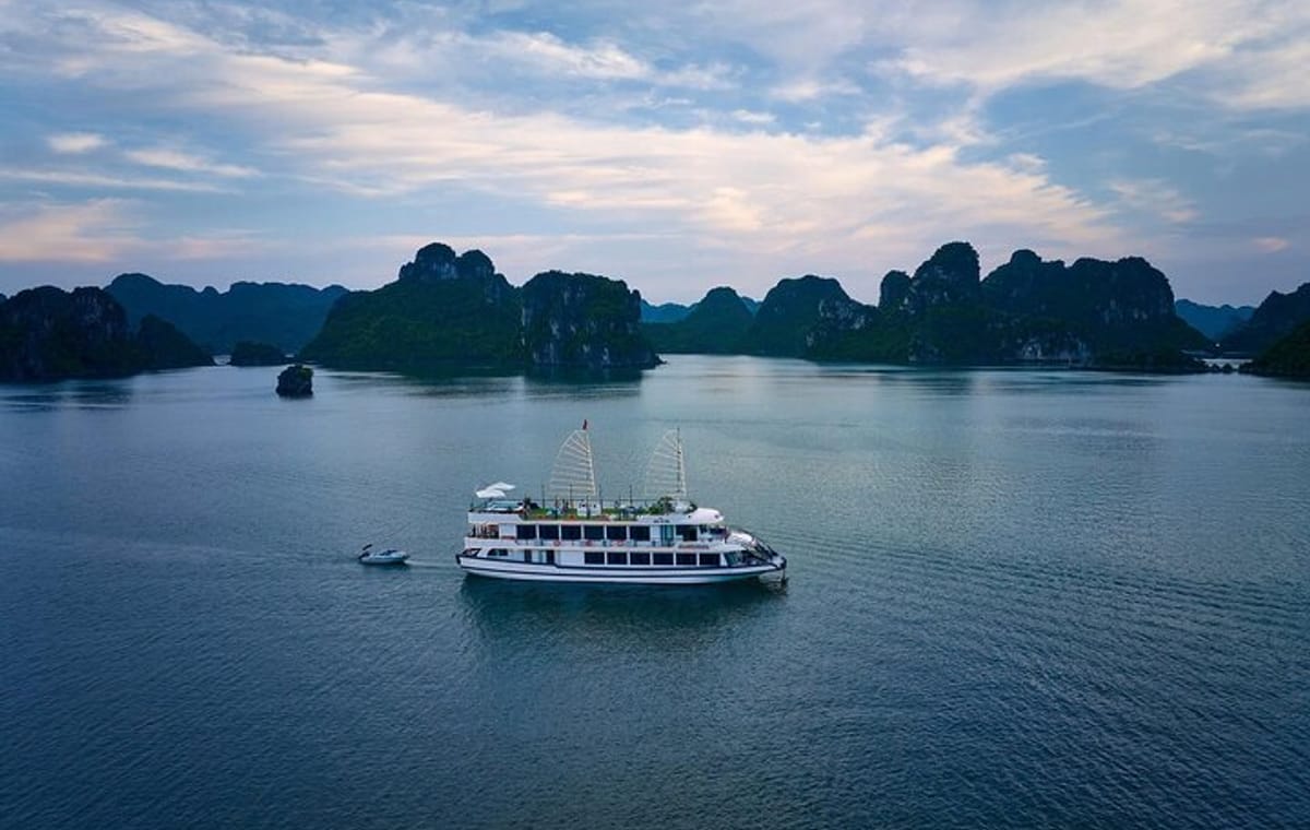 Halong Bay Day Tour By 5-Star Cruise, Buffet, Caves, Pool & Kayak