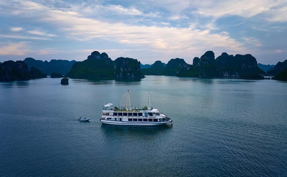 Halong Bay Day Tour with 5-Star Cruise and Caves Exploration