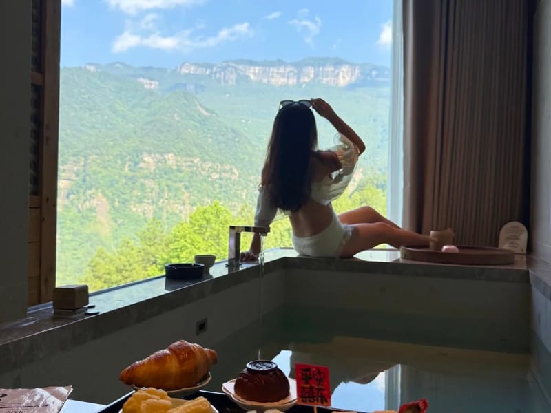 Chongqing: Longyan Waterfall & Jinfo Mountain Day Trip