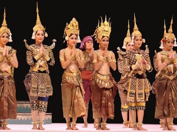 Apsara Dance Show and Dinner with Tuk-Tuk Transfer in Siem Reap