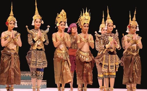 Apsara Dance Show and Dinner with Tuk-Tuk Transfer in Siem Reap