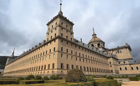 Explore El Escorial: Royal Monastery and Tombs Tour