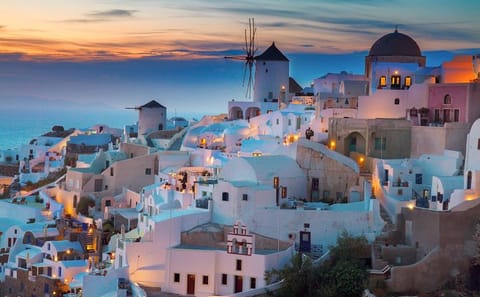 Santorini Day Trip with Minivan and Local Driver