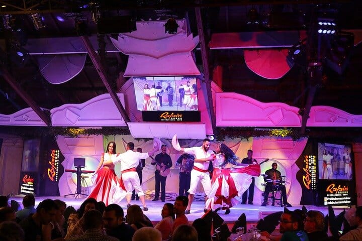 Foz: Private Guide & Transfer to Shared Dinner Show Experience 4