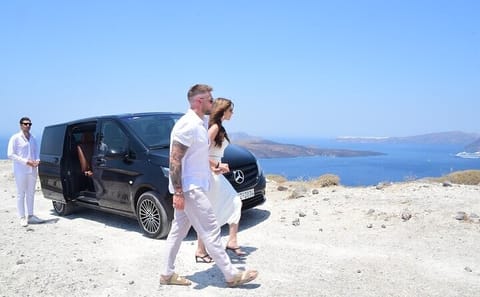 Private Custom Tour of Santorini: Explore Akrotiri and Emporio
