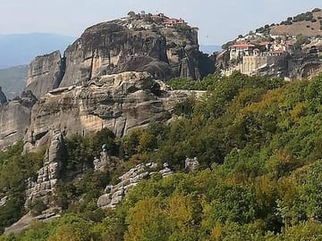 Day Tour from Athens to Meteora and Thermopylae with Dinner