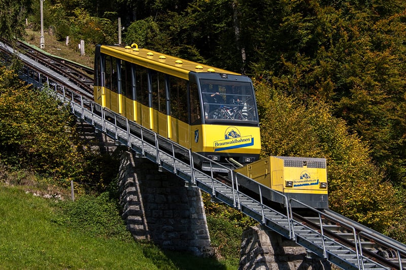O funicular amarelo que sobe de Linthal até Braunwald.