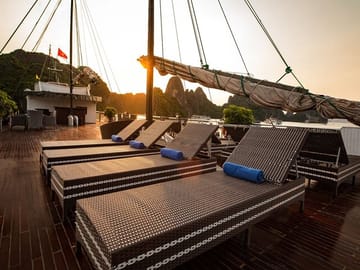 Bai Tu long bay boutique garden bay cruise - sundeck