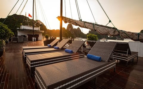 Deluxe 2-Day Bai Tu Long Bay Cruise with Kayaking and Caves