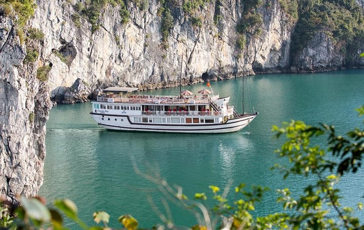Bai Tu Long Bay Boutique Cruise: Visit Bai Tu Long bay & Overnight boat in 2 day
