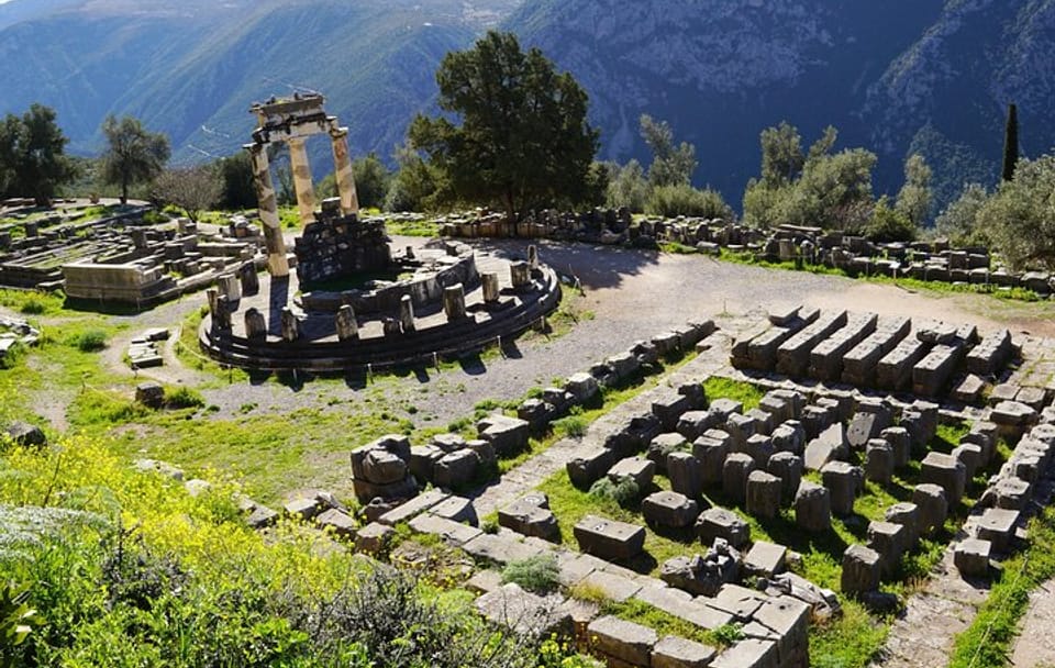4 Days Private Tour: Delphi – Meteora – Vergina & Dion