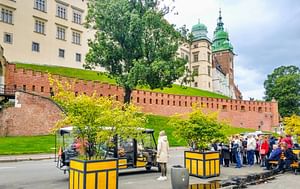 Krakow: Old Town Sightseeing by Golf Cart and Wawel Castle Guided Tour