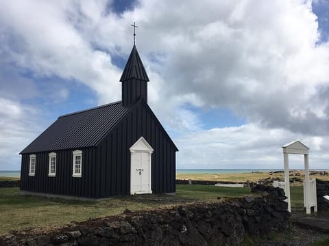 B&uacute;&eth;arkirkja church