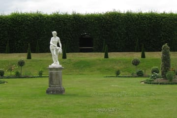 Day Trip to Hampton Court Palace from London by Minivan