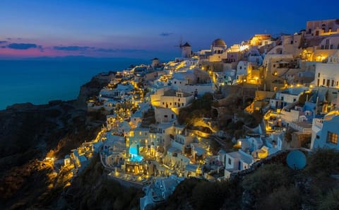 Semi-Private 5-Hour Santorini Day Trip from Perissa