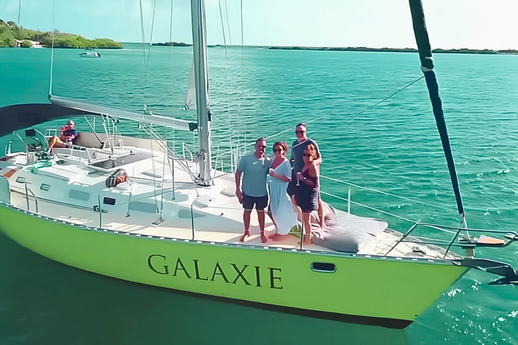 Family enjoying Fuik Bay during a lunch tour by Maxie Sailing in Curacao
