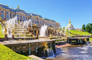 St. Petersburg: Peterhof Lower Park with the passage of the ship 