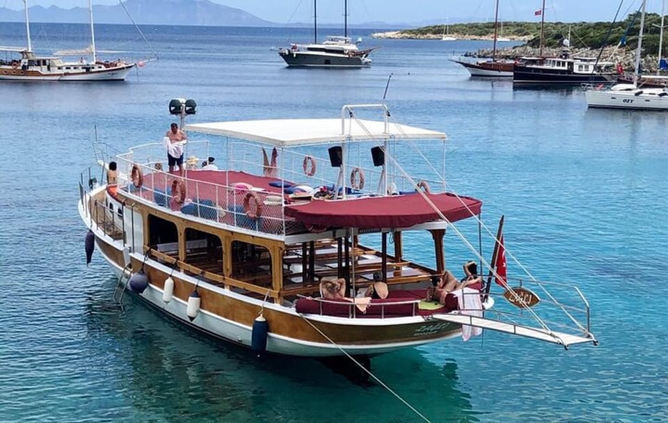 Pirate Boat Tour in Bodrum with Lunch & Fresh Fruit