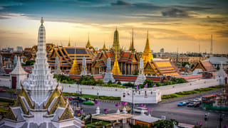 Bangkok Temple & Market Walking Tour: Grand Palace, Wat Pho & Wat Arun