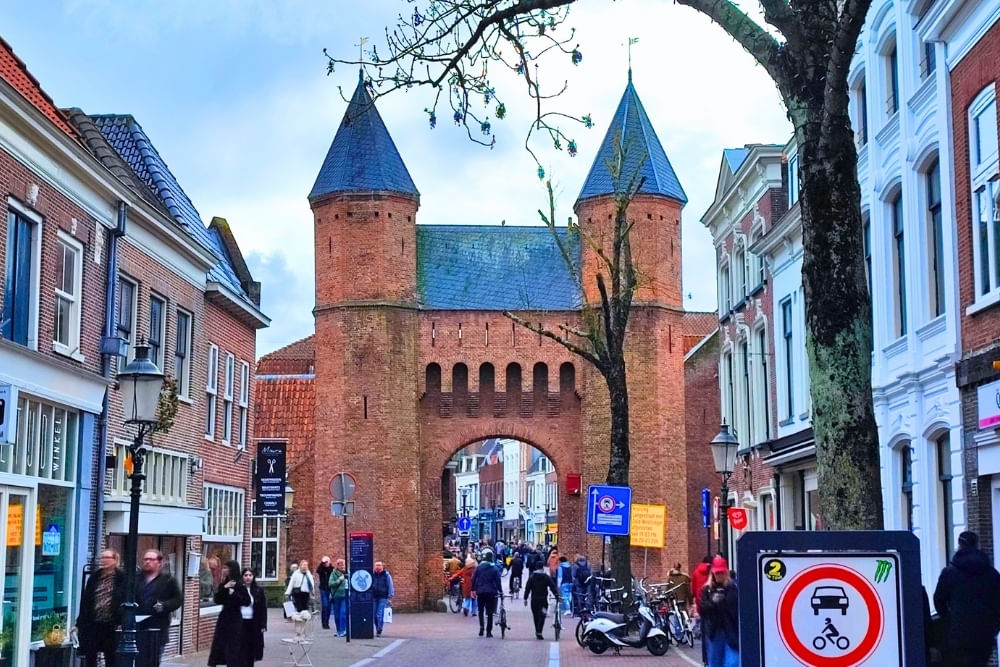 Street view of Kamperbinnenpoort gate along the route of the City Detective Amersfoort scavenger hunt.