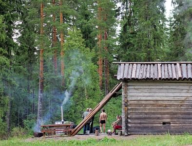 Saunakylä Saunakylän yleiset lauantaisaunavuorot – aidoissa savusaunoissa saunoen. Jämsä