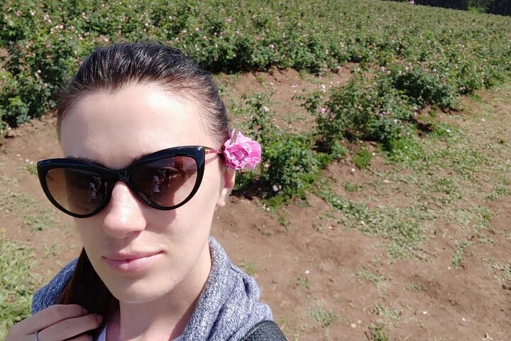 Private Rose Picking in Vrav along the Danube 6