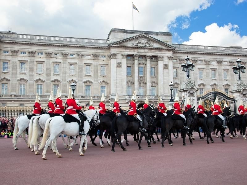 Changing the Guard and Magical Buckingham Palace Tour - 2 hour tour