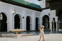 Traditional courtyard of the medina of Fez, with central fountain, Moorish arcades and zelliges, illustrating the elegance of Arab-Andalusian architecture classified as UNESCO.
