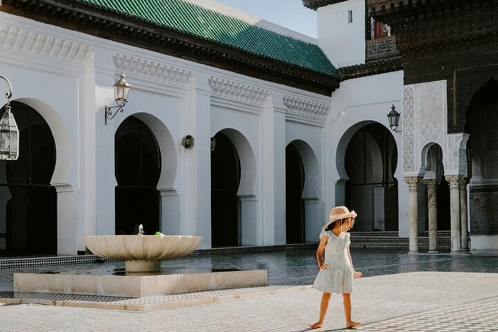 Traditional courtyard of the medina of Fez, with central fountain, Moorish arcades and zelliges, illustrating the elegance of Arab-Andalusian architecture classified as UNESCO.