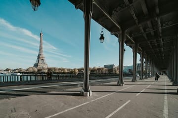 Photoshoot Walking Tour at Bir-Hakeim Bridge in Paris