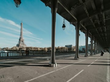 Photoshoot Walking Tour at Bir-Hakeim Bridge in Paris