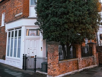 Professional Photoshoot Walking Tour in Notting Hill, London