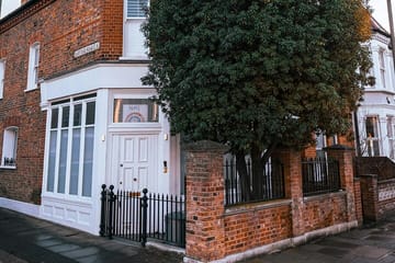 Professional Photoshoot Walking Tour in Notting Hill, London