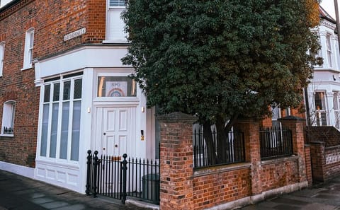 Professional Photoshoot Walking Tour in Notting Hill, London