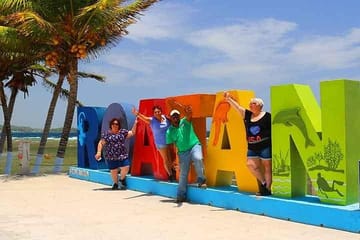 Private Bus Tour of Roatán's Scenic Highlights and Culture
