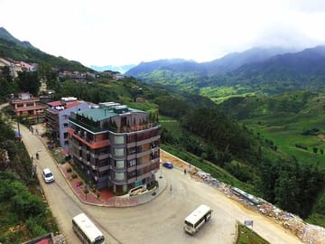 From Hanoi: 2-Day Hotel Overnight Sapa Tour by Limousine Van