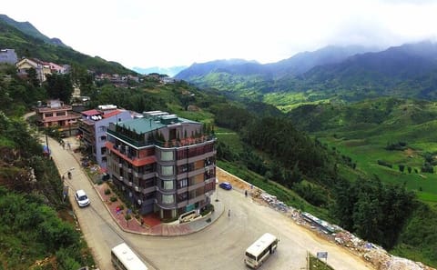 From Hanoi: 2-Day Hotel Overnight Sapa Tour by Limousine Van