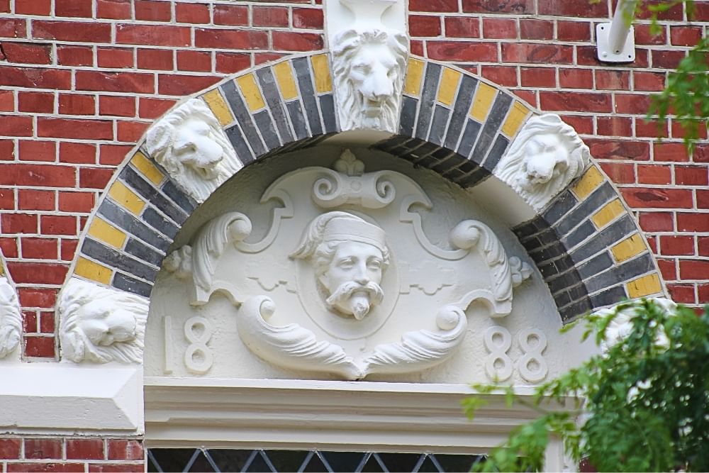 Close-up of a historical building along the route of the self-guided Tilburg scavenger hunt City Detective.