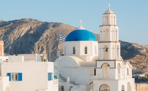 Explore Santorini's Traditional Villages and Akrotiri Excavations