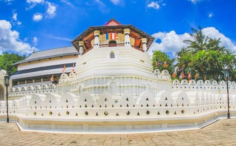 3 Days Tour to Kandy, Nuwara Eliya & Sigiriya