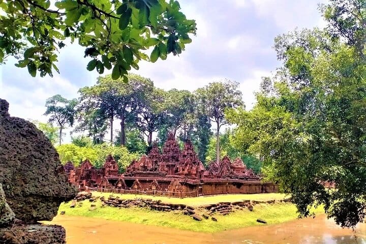 Kbal Spean Trekking Tour with Banteay Srei and Landmine Museum 9