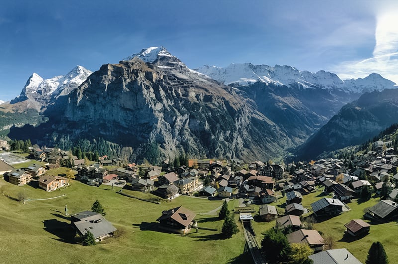 Mürren no verão, vista do alto, com o Eiger, o Mönch e a Jungfrau.