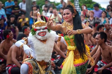 Uluwatu Temple and Kecak Dance Half-Day Tour in Jimbaran