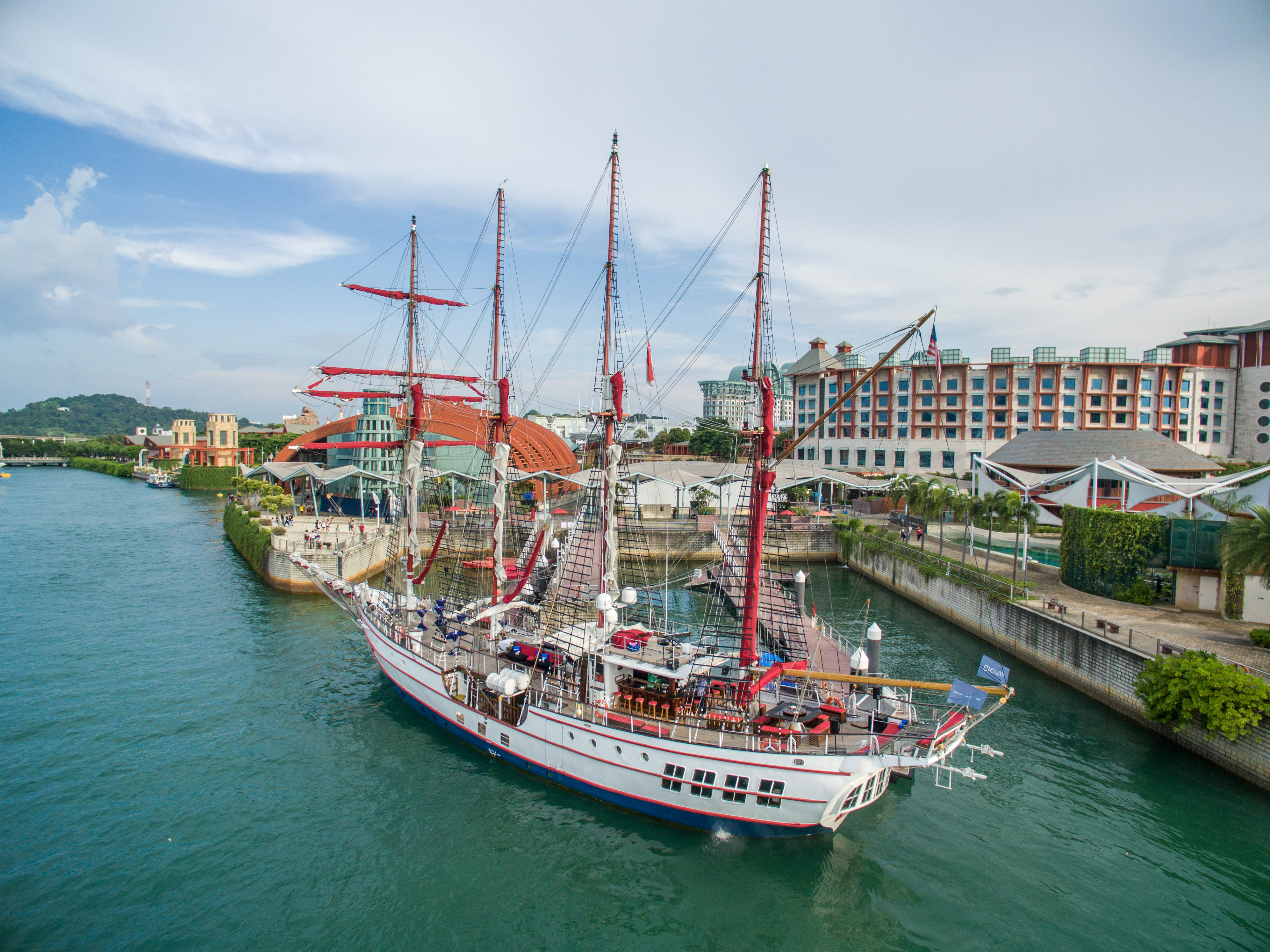 Sailing Under the Stars: A Royal Albatross Singapore City Lights Cruise
