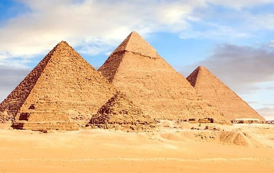 Cairo Day Tour: Pyramids of Giza and Egyptian Museum by Plane