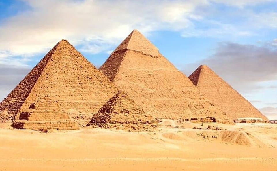Cairo Day Tour: Pyramids of Giza and Egyptian Museum by Plane