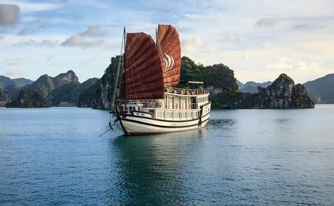 Halong Bay Overnight Cruise from Hanoi by Expressway Transfer